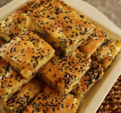 فطيرة الجبنة والزعتر الأخضر خطوة بخطوة