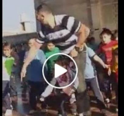 بالفيديو.. معلم يساعد فتاة معاقة على الرقص مع زملائها!