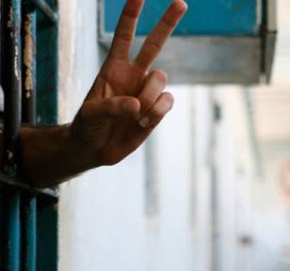 3 أسرى يطالبون بالتدخل لإنهاء عزلهم ومعاناتهم في سجن 
