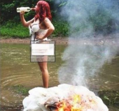 بالصور :  لفتاة تحتفل بأغرب طريقة بمناسبة طلاقها!