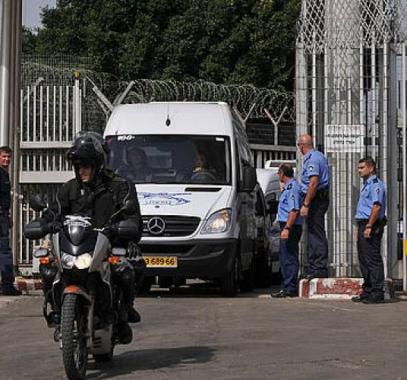 الاحتلال ينقل الأسير إياد حربيات إلى عيادة معتقل الرملة