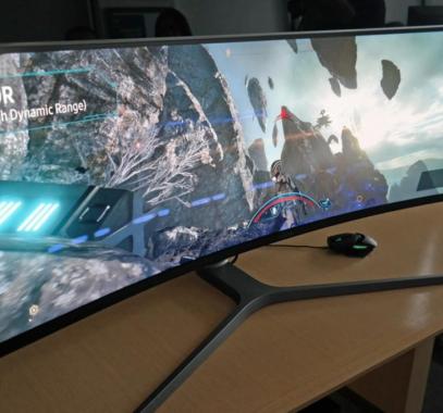 سامسونغ تطلق شاشة كمبيوتر بمواصفات غير مسبوقة