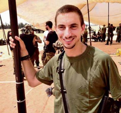 بالصور: الاحتلال ينشر صوراً تُعرض لأول مرة للجندي الأسير 