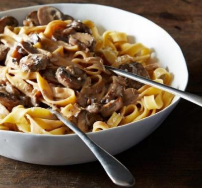 b9ddebe4-4b66-4dec-a380-6c1a53ef1917-creamy-mushroom-pasta_food52_mark_weinberg_14-11-04_0304-980x490