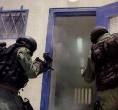  أدانت اللجنة المكلفة بإدارة هيئة شؤون الأسرى والمحررين، في اجتماعها الدوري الذي عقد اليوم الثلاثاء بمقر الهيئة في مدينة رام الله، الهجمة الشرسة التي يتعرض لها الأسرى الفلسطينيون عامة وأسرى سجن عوفر خاصة.  وقالت الهيئة إنها بعثت برسالة عاجلة لعدة جهات دول