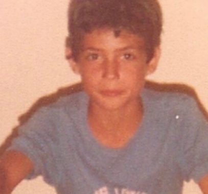 بالصورة :  هذا الشاب أصبح نجماً عربياً وسيماً... خمنوا من هو!