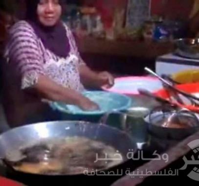 بالففيديو : امرأة تقلب الطعام بيداها العاريتين بالزيت المغلي