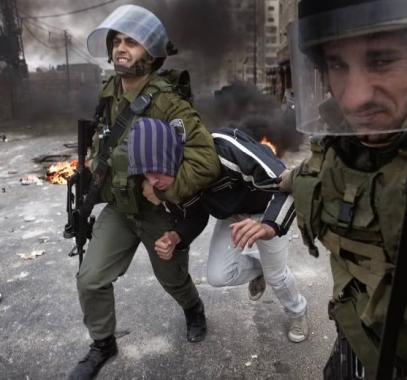 الاحتلال يداهم بلدات الخليل ويعتقل شاباً