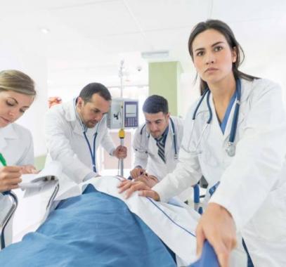 بالصورة :  وصل فاقداً وعيه وحينما بدأ الأطباء انعاشه توقفوا وتركوه يموت!