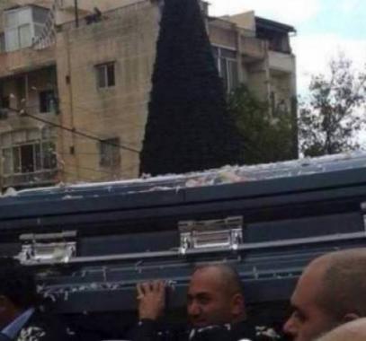 بالصورة : فنان لبناني ينهار في عزاء شقيقه