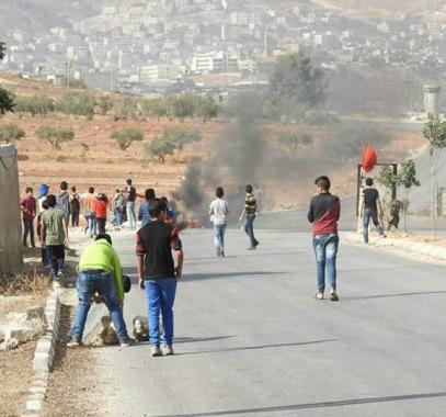 بالصور: مواجهات بين الشبان وقوات الاحتلال على مدخل بيت فوريك شرق نابلس