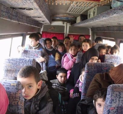 الشرطة تضبط مركبة نقل أطفال تُقل حمولة زائدة في الخليل