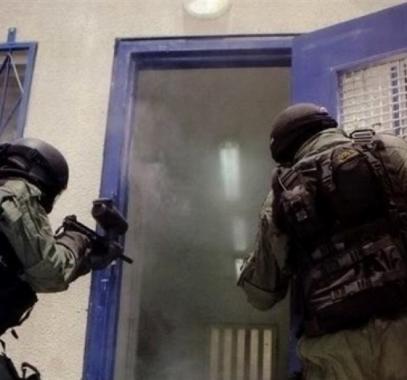 وحدة قمع السجون تقتحم غرفة في سجن نفحة