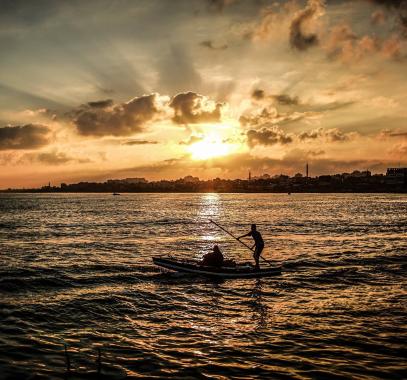 حركة الأمواج في ميناء غزة.