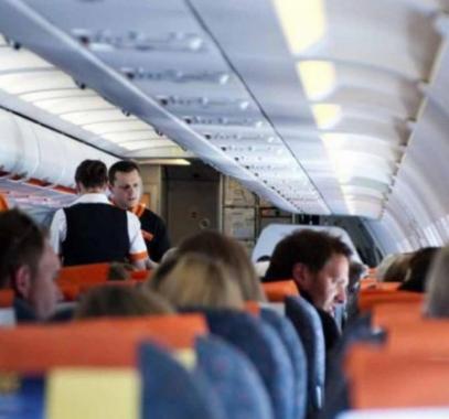 مسافر-يفتح-باب-الطائرة-980x498