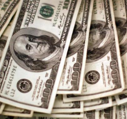 الدولار ينخفض بتأثير عائدات السندات الأميركية