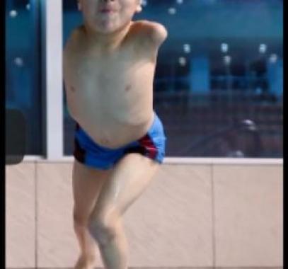 هذا الطفل سيغطس في مسبح اولمبي بلا ذراعين