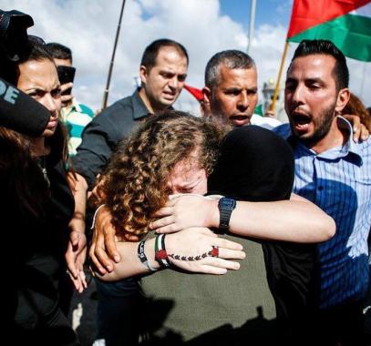 لحظة الإفراج عن عهد التميمي ووالدتها