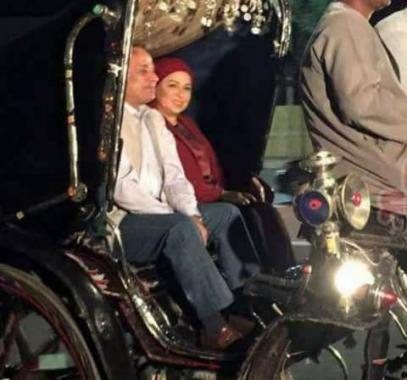 شاهد السيسي وزوجته بالحنطور في شوارع أسوان