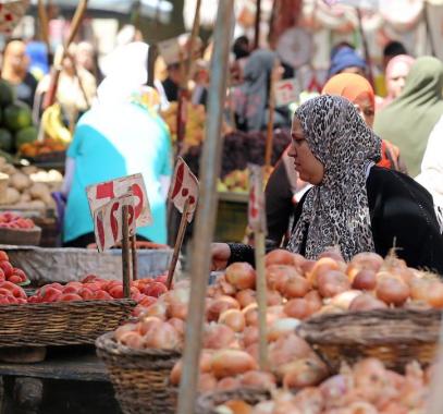 كيف انقلبت عادات المصريين الشرائية بتعويم الجنيه؟