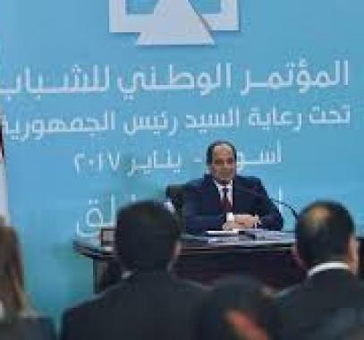 بالفيديو.. شاب يحرج محافظ أسوان أمام السيسي