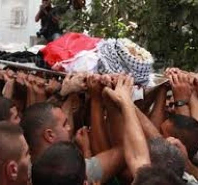 استشهاد طفل فلسطيني نتيجة حصار مخيم اليرموك.jpg