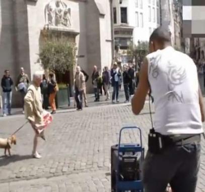 بالفيديو : شاهد رقص سيدة عجوز في احدى الساحات العامة