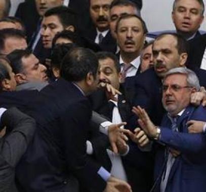 بالفيديو.. عراك في البرلمان التركي حول تعديل الدستور