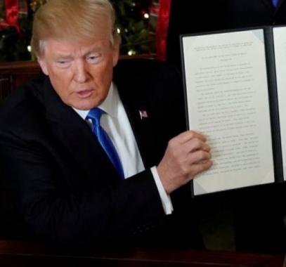 علق الرئيس الأمريكي دونالد ترمب السبت، على الضربات العسكرية التي قادتها بلاده في سوريا بالاشتراك مع فرنسا وبريطانيا قائلًا إنه تم 