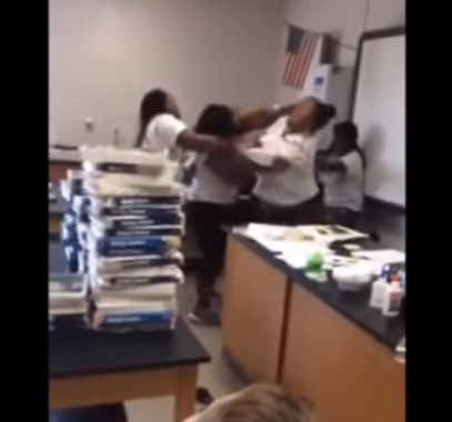 بالفيديو : شجار 'طاحن' بين معلمتين في الفصل