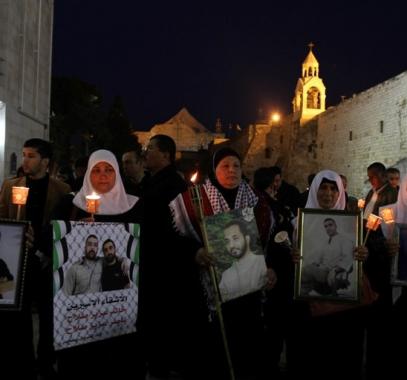 إضاءة الشموع في بيت لحم تضامنا مع الأسرى.jpg
