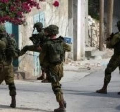 الاحتلال يفتش منازل المواطنين في القدس