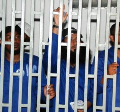 سجناء من القاعدة في المكلا أثناء محاكمتهم