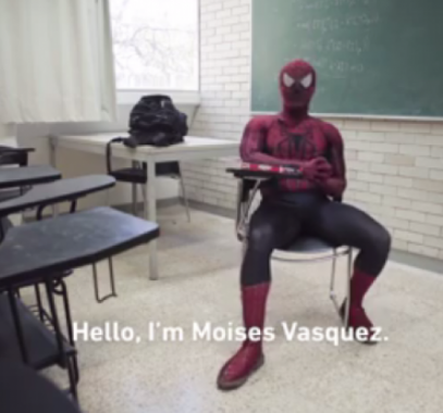 بالفيديو : أستاذ علوم يتحول لـ 'سبايدر مان' لجذب انتباه طلابه!