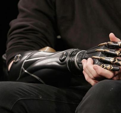 علماء يطورون يدا روبوتية لمرضى شلل الأطراف