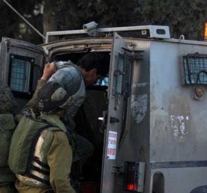 الاحتلال يعتقل شابين على حاجز عسكري بجنين