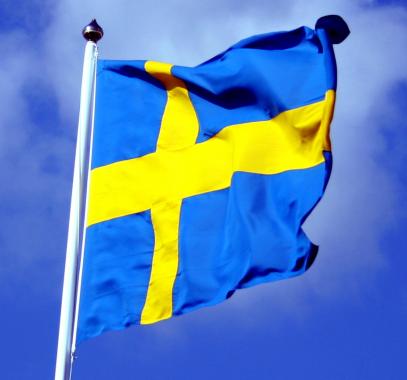 Swedish_flag_with_blue_sky_behind_ausschnitt