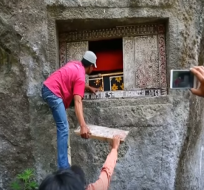 بالفيديو : أهالي قرية يُخرجون موتاهم من قبورهم كل سنة والاسباب 'غريبة'!