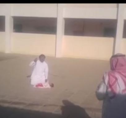 بالفيديو مرعب : أب يحاول نحر ابنه الرضيع في فناء مدرسة