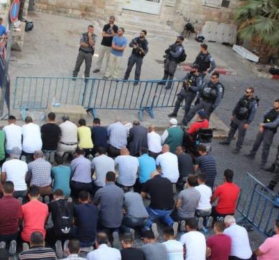 تفتيش المصلين.jpg