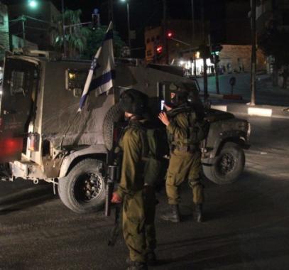 الاحتلال يزعم ضبط رسائل قتالية ووسائل تحريض بمنزل في الخليل