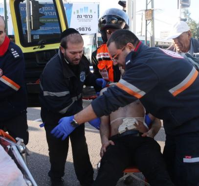 محدث بالفيديو: شاب فلسطيني يطعن مواطن عربي في 