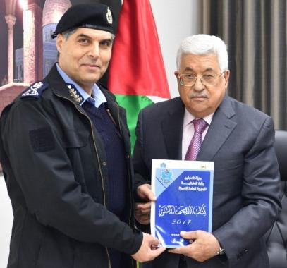 الرئيس يتسلم التقرير السنوي لإنجازات الشرطة الفلسطينية لعام2017
