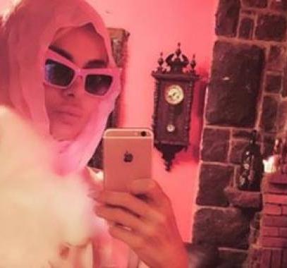 بالصورة : هل أرادت هذه النجمة الإساءة لشعيرة الحج أم الإشارة لأمل حجازي؟!