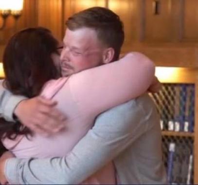 شاهدوا : ردة فعل سيدة تقابل رجل حصل على وجه زوجها الميت!