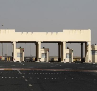 السعودية تغلق منفذها البري الوحيد مع قطر 