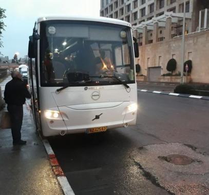 القدس: أهالي الأسرى الأشبال يزورون أبناءهم بسجن 