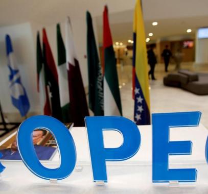 النفط يهبط بعد تقرير يتوقع زيادة إنتاج أوبك