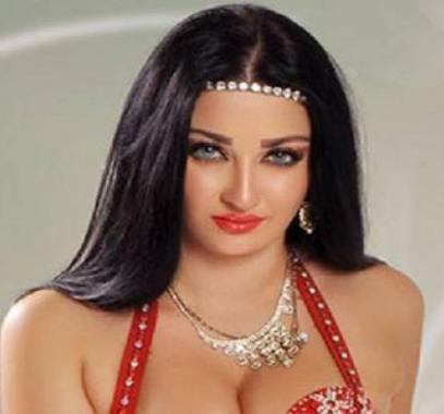صافينار تستعمل الفوتوشوب لتضخيم صدرها