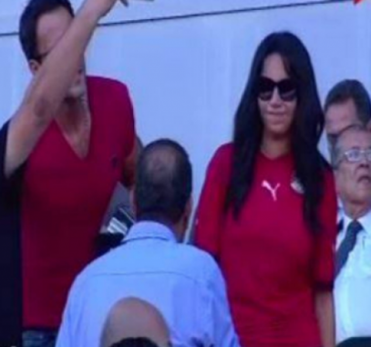 بالصور : موقف رومانسي بين نجم مصري وزوجته في الملعب